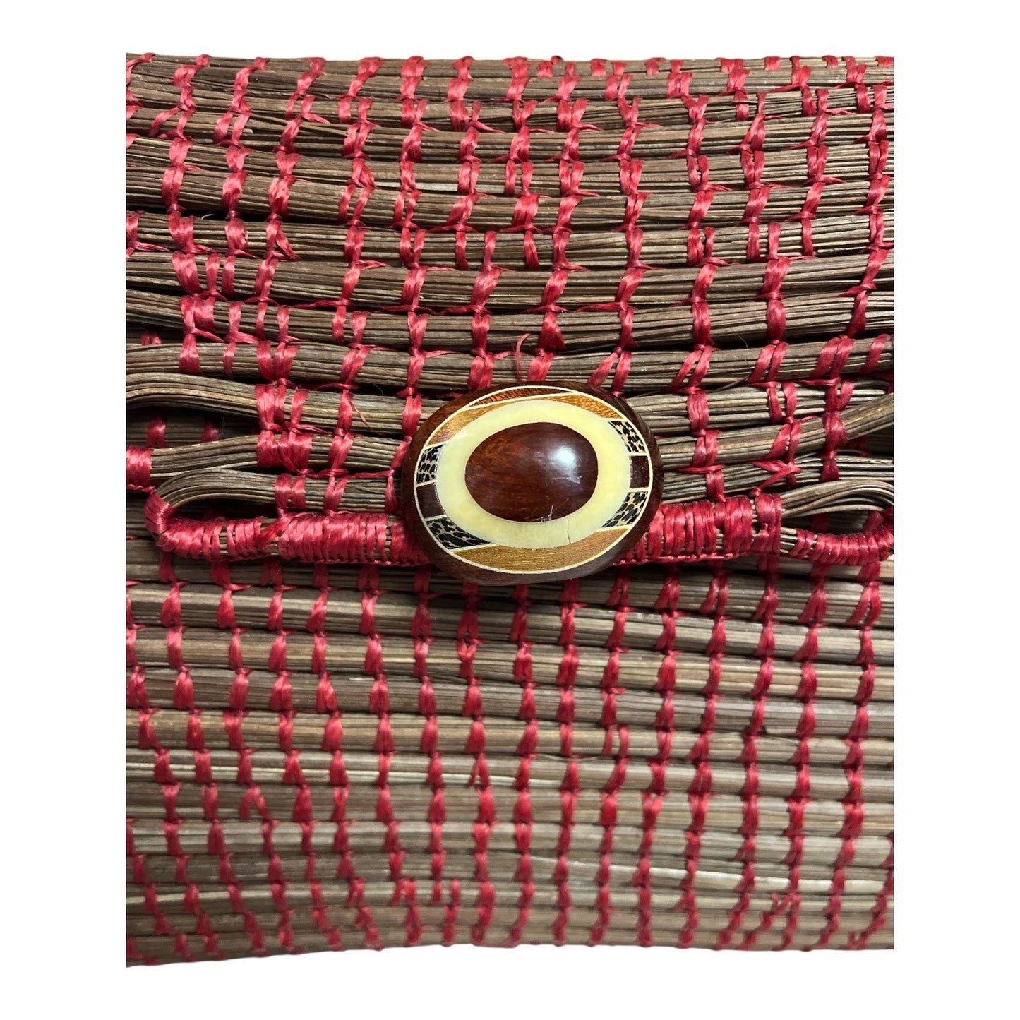 Vintage Woven Straw Crossbody Bag – Red Accents & Magnetic Closure – 70s Boho Style (1980s–1990s Era)