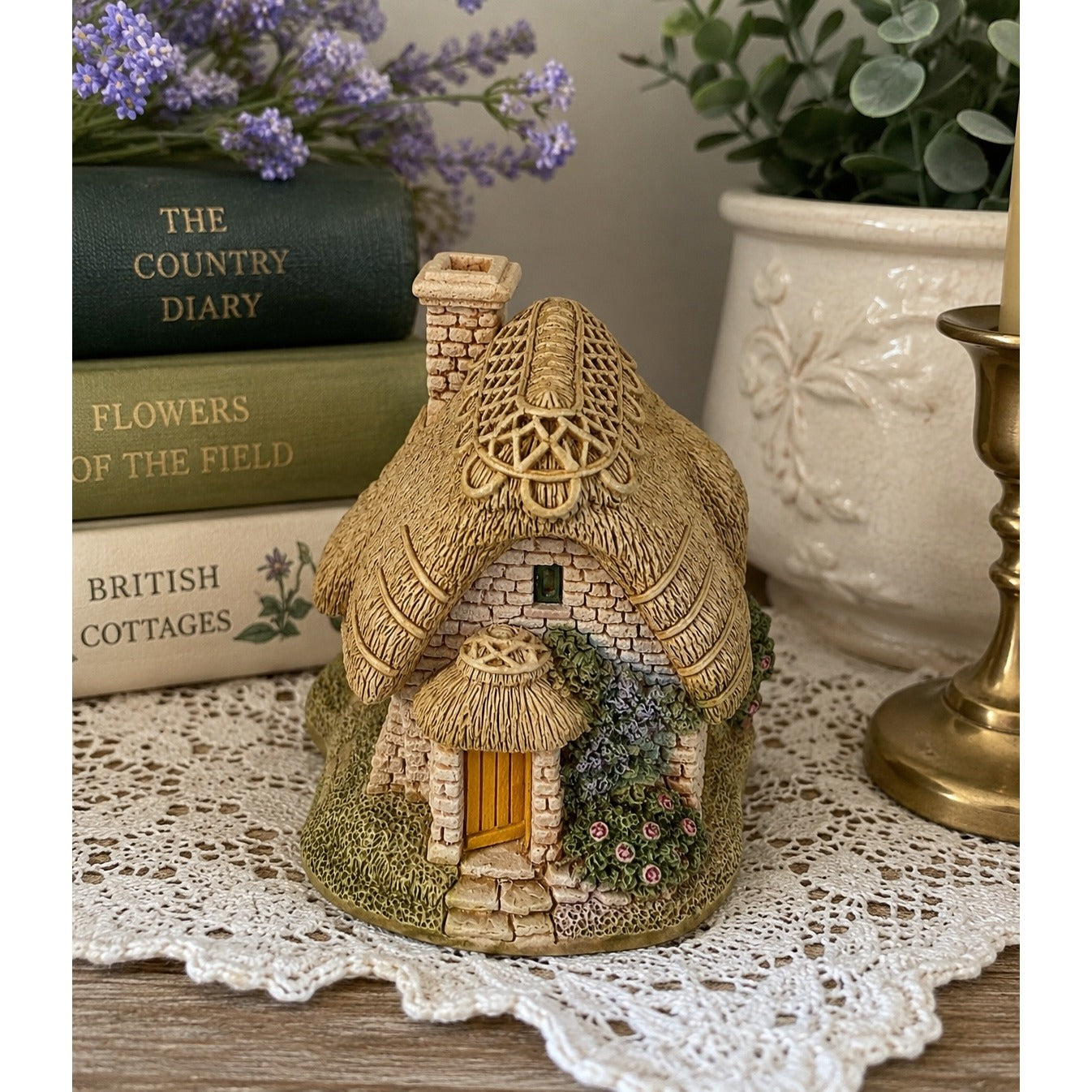 Vintage 1995 Lilliput Lane Button Down Thatched Cottage Figurine England