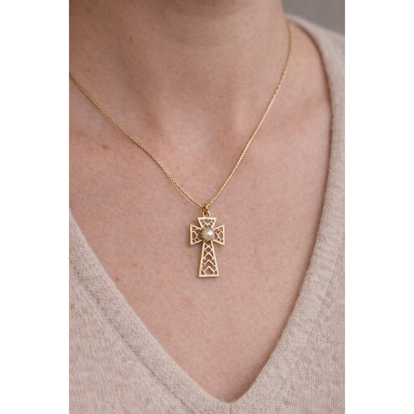 Vintage Gold Tone Cross Necklace Faux Pearl Center 15 Inch Chain Religious Pendant