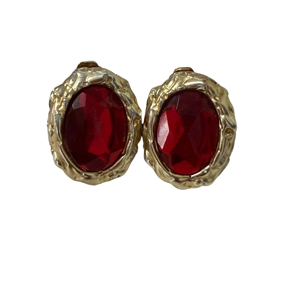 Vintage Ruby Red Faceted Plastic Clip On Earrings Textured Gold Tone 1.5 Inch