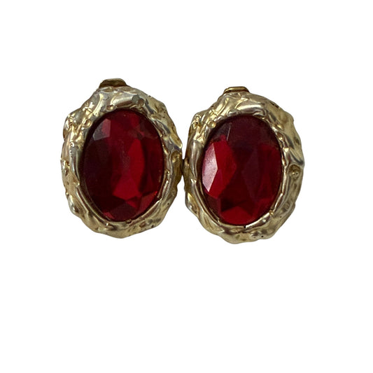 Vintage Ruby Red Faceted Plastic Clip On Earrings Textured Gold Tone 1.5 Inch