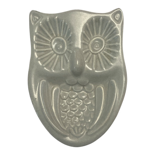 Vintage 1970s Pfaltzgraff Owl Wall Plaque – Mid-Century Ceramic Kitchen Decor – Neutral Gray