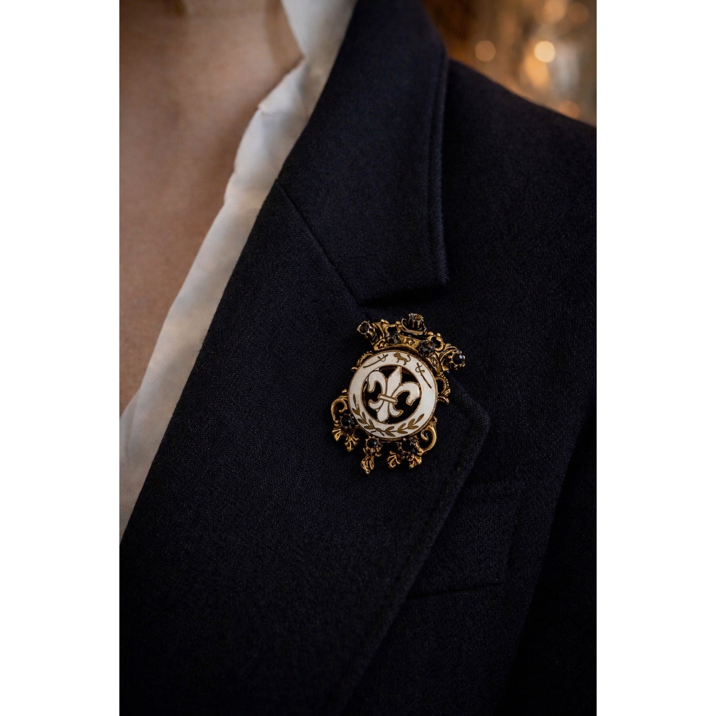 Vintage Fleur De Lis Brooch Heraldic Crest Pin Black Rhinestone Gold Tone New Orleans Style